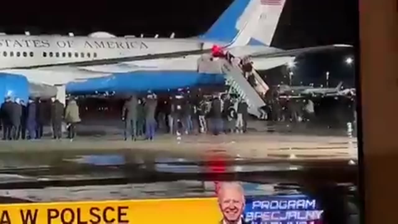 Biden leva um capote ao sair do avião