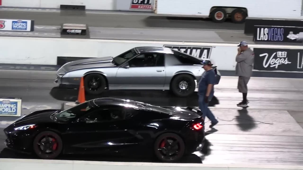 C8 Corvette vs Dodge Challenger - drag racing