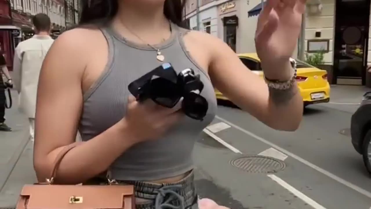 Take a picture beautiful lady _streetphotography
