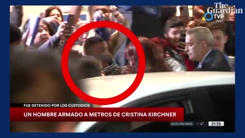 Man points gun at Argentinian vice-president Cristina Fernández de Kirchner