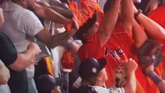 everybody in Philadelphias reaction to JT Realmuto‘s home run
