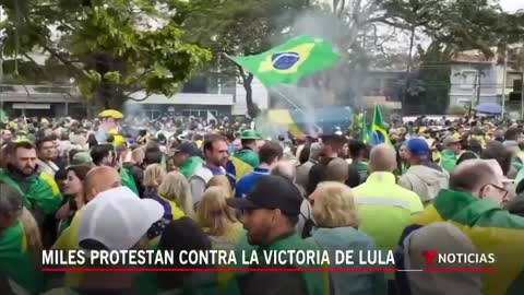 Persisten las protestas por derrota de Bolsonaro en Brasil | Noticias Telemundo