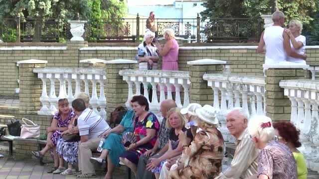 Revellers in war-torn Donetsk carry on dancing