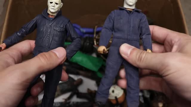 MASSIVE BOX FULL OF HORROR ACTION FIGURES! | BOÎTE ÉNORME PLEINE DE CHIFFRES D'ACTION D'HORREUR !