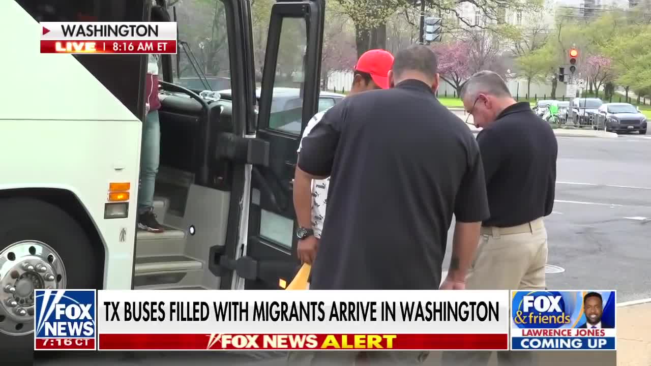 Buses of migrants begin arriving in DC