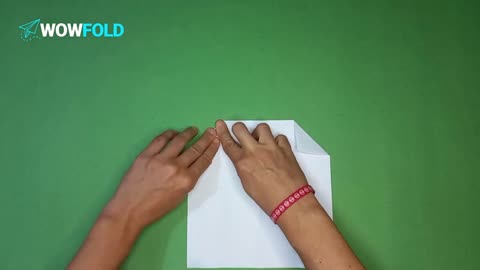 Bongo Longo - folding a paper airplane