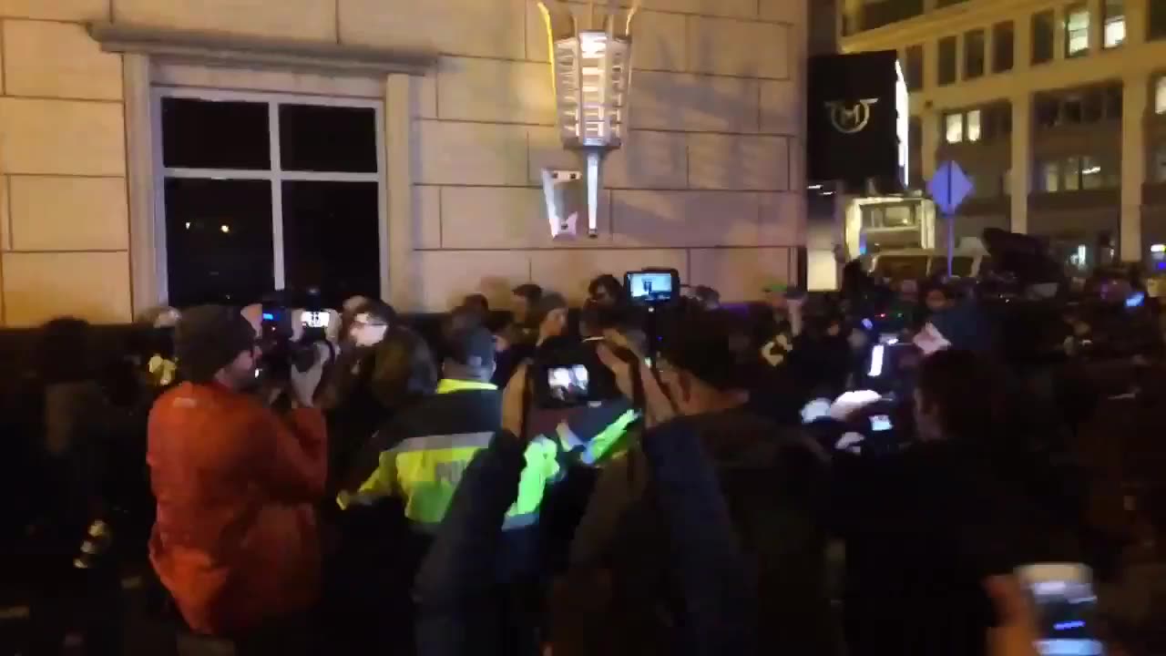 Jan 19 2017 DC 1.2 Antifa at deploraball get maced by police to stop them swarming