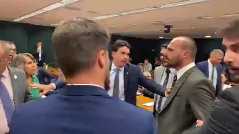 EDUARDO BOLSONARO PARTE PRA CIMA DE deputado PILANTRA que falou que a facada em Jair era fake.