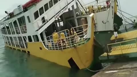 DISGUSTING PEOPLE JUST WATCHING WHILE SINKING THE SHIP.