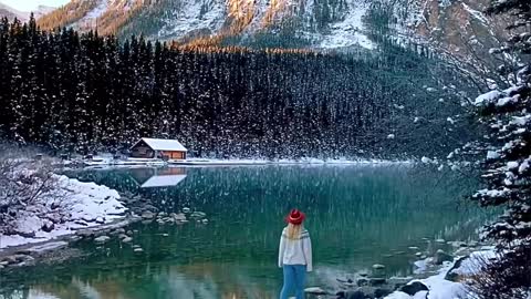 Fairytale mornings at Lake Louise ✨