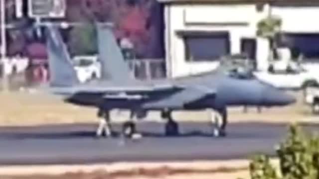 A US F-15C fighter jet suddenly leaked oil and pilots scrambled for help in the air