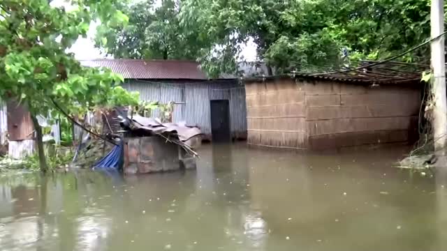 Marooned flood victims await relief in northeast India