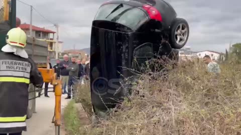 Nxirret nga kanali makina në Kavajë, viktima një femër