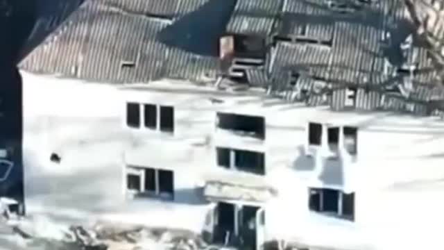 Ukraine 🇺🇦 soldiers run 🏃‍♂️ inside an abandoned building to escape Russian 🇷🇺 bombs