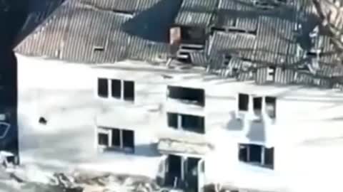 Ukraine 🇺🇦 soldiers run 🏃‍♂️ inside an abandoned building to escape Russian 🇷🇺 bombs