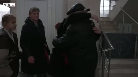 Ukraine civilians flee Kherson as Russian attacks intensify - BBC News