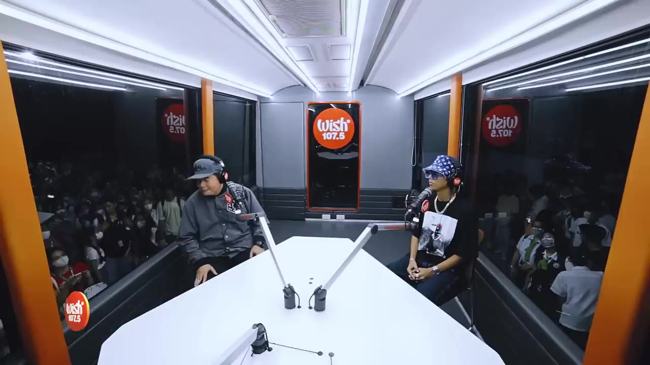 Gloc-9 (feat. Flow G) performs Bahay Yugyugan LIVE on Wish 107.5 Bus