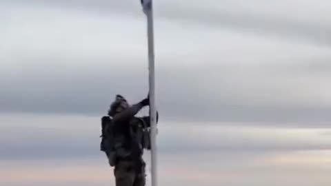 Israeli soldier raising his flag on Khudr village near Suwaida province south of #Damascus