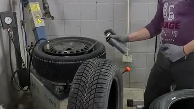 Method for disassembling tire