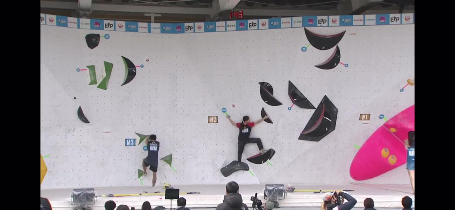 The semi-final performance of Chinese young player Luo Zhilu in the last leg of the IFSC Rock Climbi