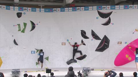 The semi-final performance of Chinese young player Luo Zhilu in the last leg of the IFSC Rock Climbi