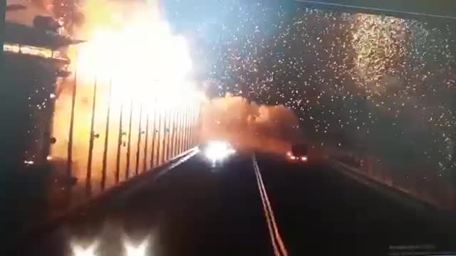 Η ΣΤΙΓΜΗ ΤΗΣ ΕΚΡΗΞΗΣ ΠΑΝΩ ΣΤΗ ΓΕΦΥΡΑ ΤΗΣ ΚΡΙΜΑΙΑΣ (2)