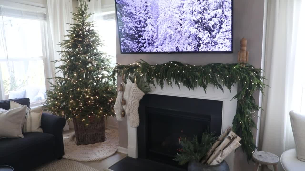 CHRISTMAS DECORATE WITH ME || LIVING ROOM HOLIDAY DECOR IDEAS 2022 || DESIGNER HOLIDAY DECOR TIPS