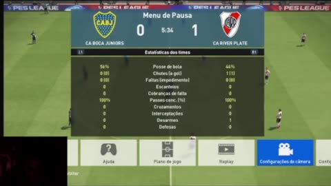 jogando futebol