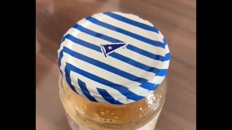 Apparently it's the unique design of the ridges that allows the lid self-close. 😮