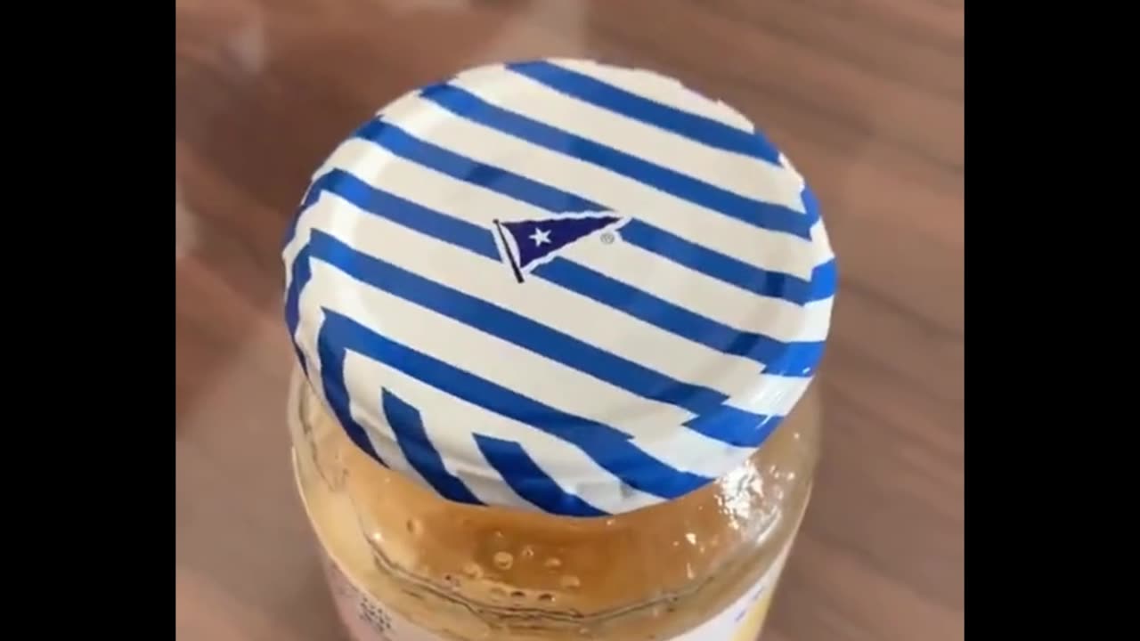 Apparently it's the unique design of the ridges that allows the lid self-close. 😮