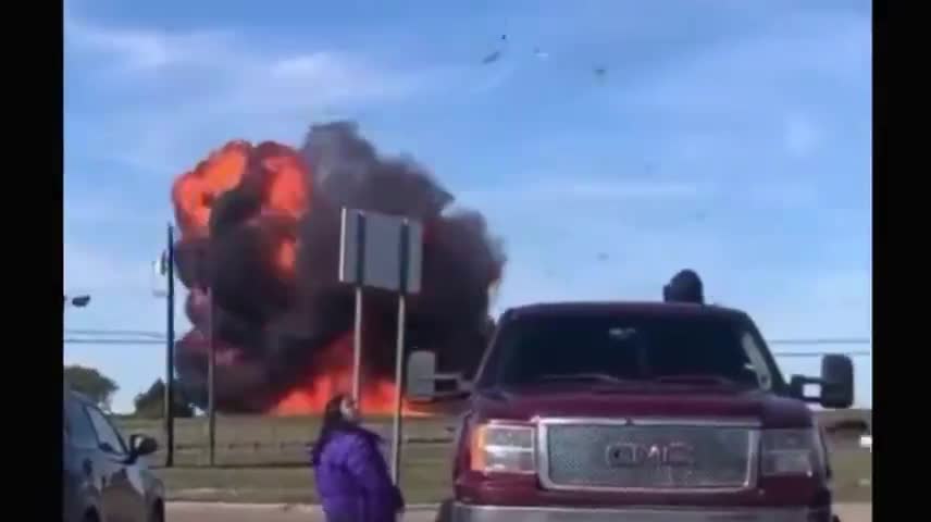 HORROR ABOVE DALLAS AFTER TWO PLANES COLLIDED DURING AN AIR SHOW - TRUMP NEWS