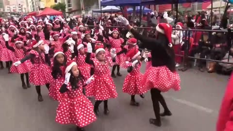 La Paz celebra el espíritu navideño con un colorido desfile que une a la comunidad