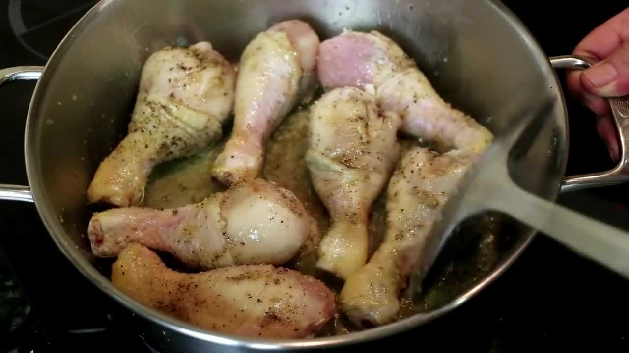 Muslos de pollo encebollados