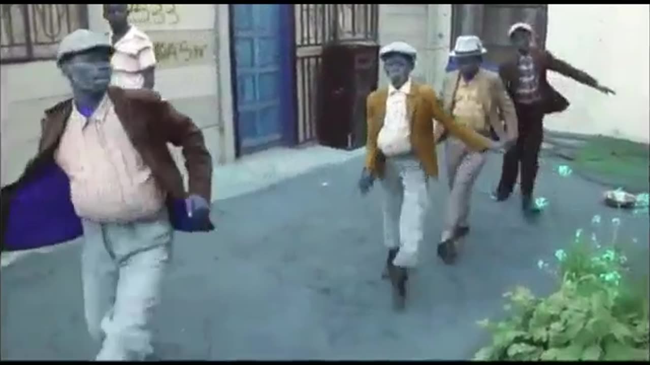 Genç afrikalilar in yaşlı dansı