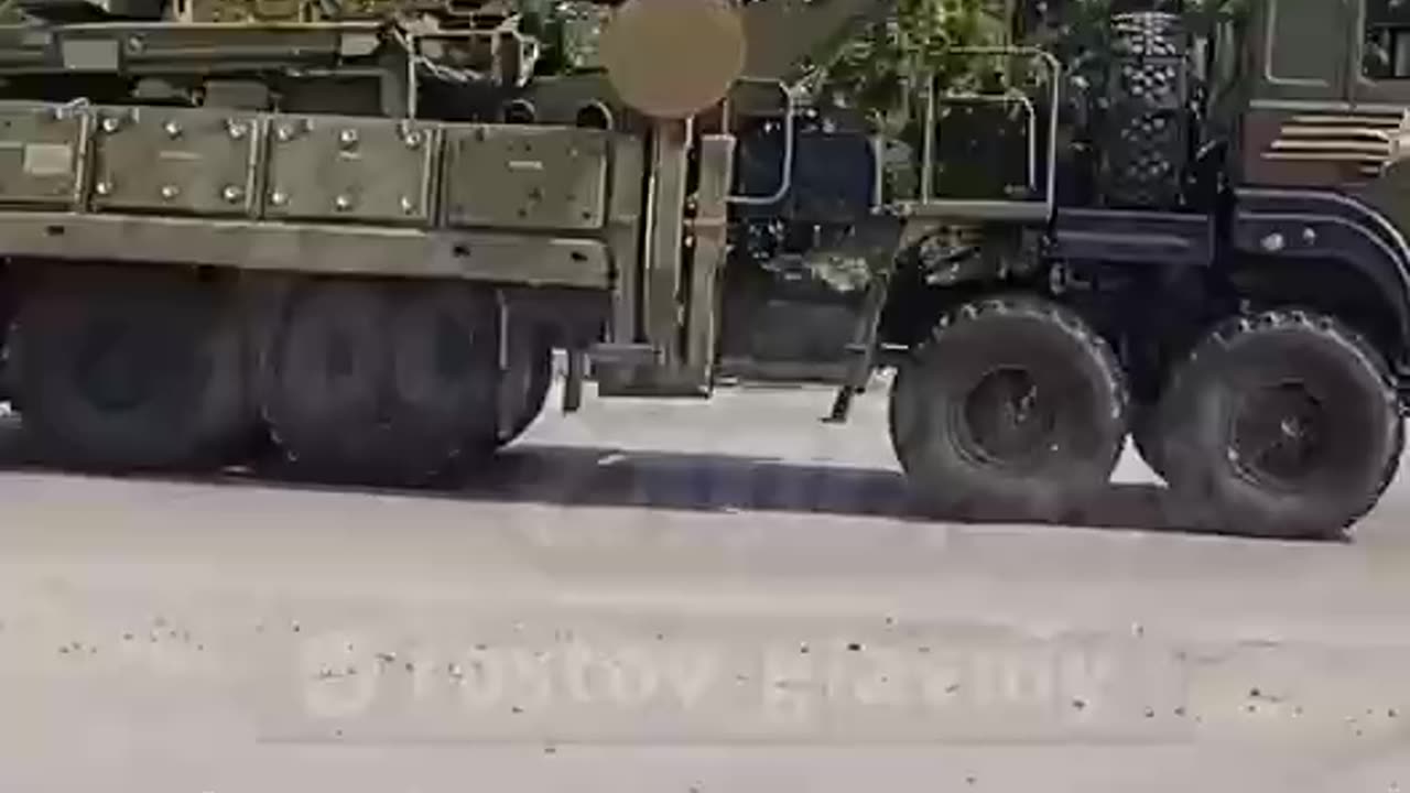 Rosja 🇷🇺: Systemy rak S-400 zostały zauważone w Bataysku, kierując się w stronę Rostowa nad Donem.