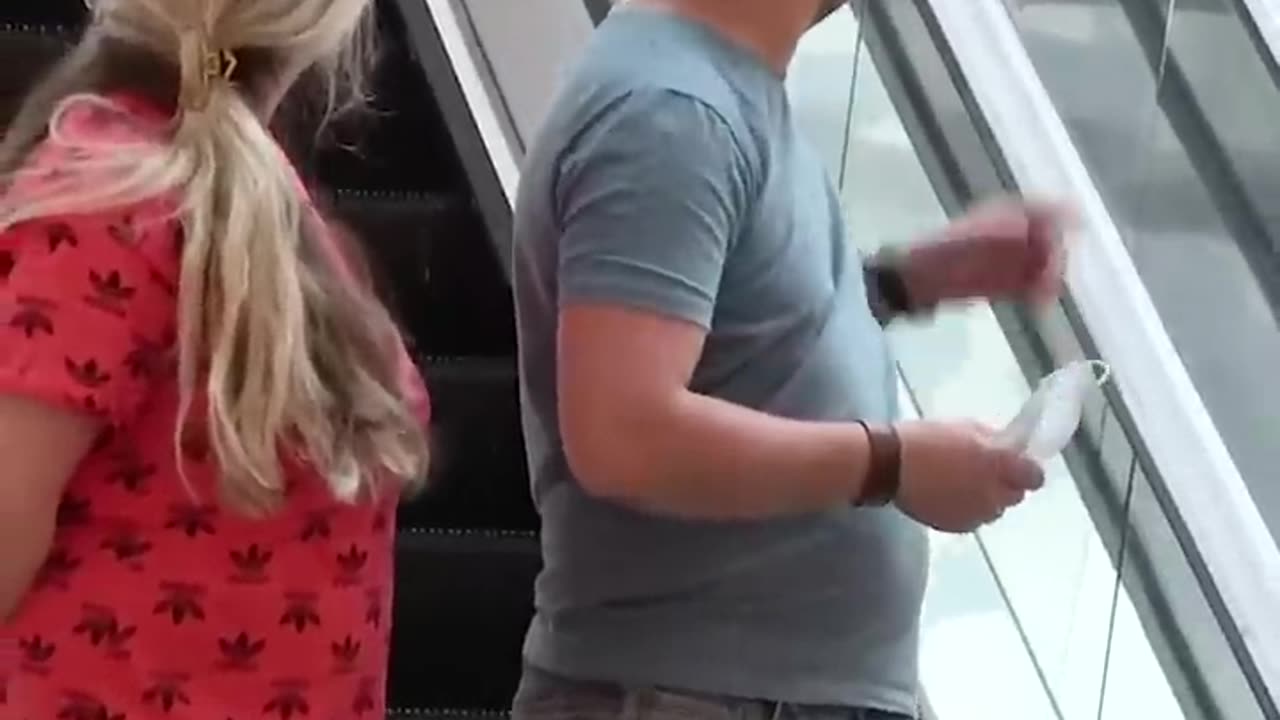 "Spreading Joy through Touch: The Heartwarming Escalator Prank You Can't Help but Smile at"