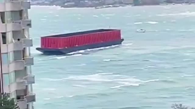 Barge Spotted Drifting Near Vancouver After Wild Wind Storm - By vía tw