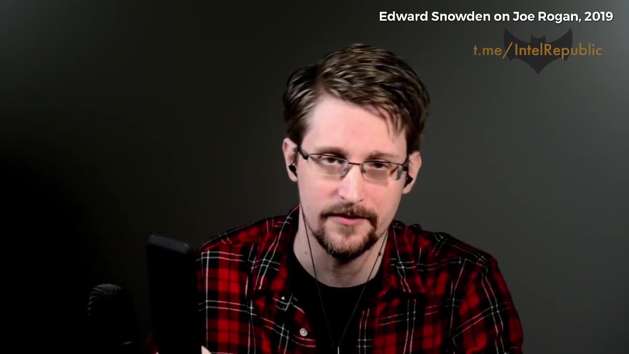 Edward Snowden takes oath and receives Russian passport