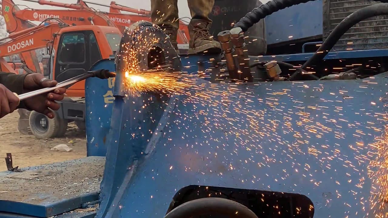 Excavator Arm Holder Cutting #ytshorts #hydraulic #repair #shortsvideo