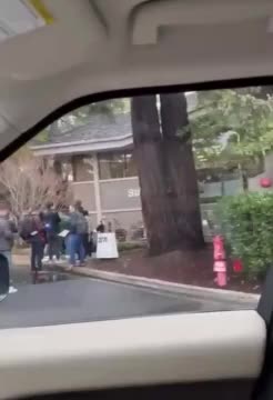 MASSIVE Line Forms Outside of San Francisco Silicon Valley Bank Branch as Bank Folds