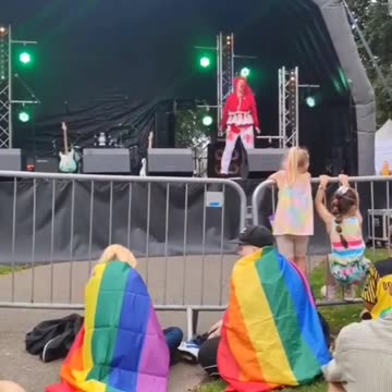 Έβαλαν παιδιά να παρακολουθήσουν αυτό το “θέαμα”!!