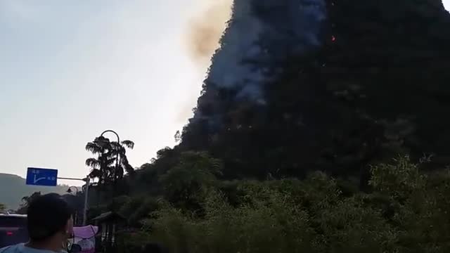 China, Guangxi (October 12) On the Moon Mountain, a fire broke out for an unknown reason