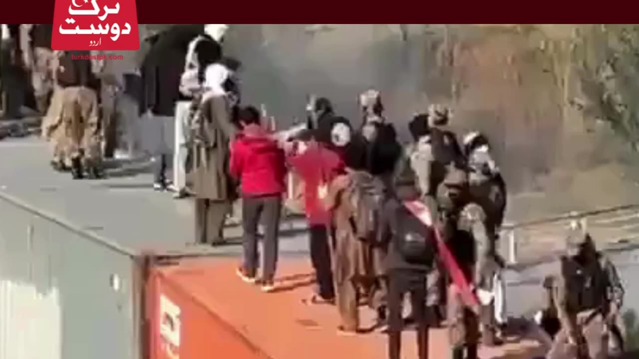 ڈی چوک پر عوام اور فوج ایک ساتھ