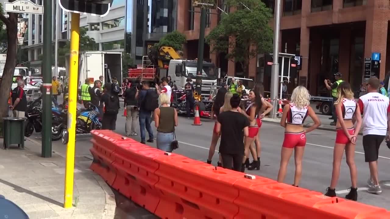 DANIEL RICCIARDO Red Bull RB7 V8 wakes Perth streets