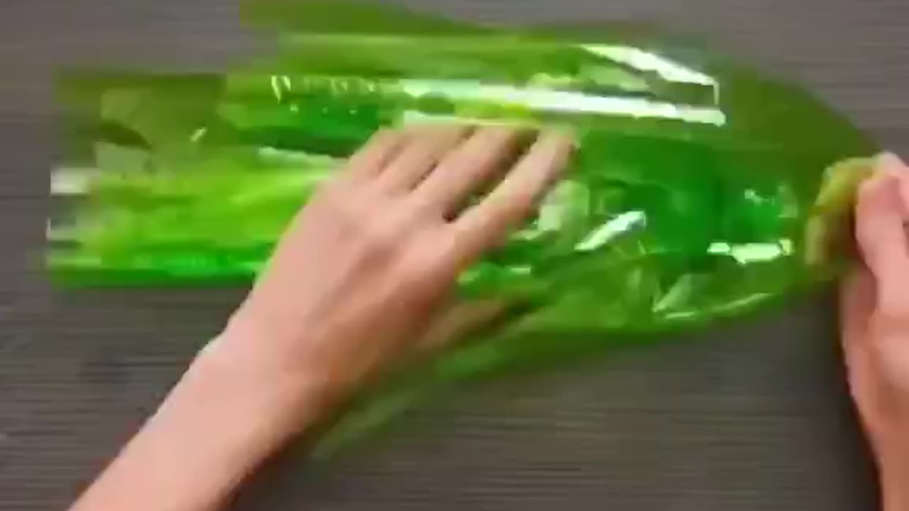 Lifehack a good DIY broom from plastic bottles