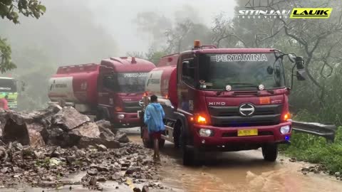 News - dire situation rock cliff collapse close lane "sitinjau Lauik" riders stuck motionless