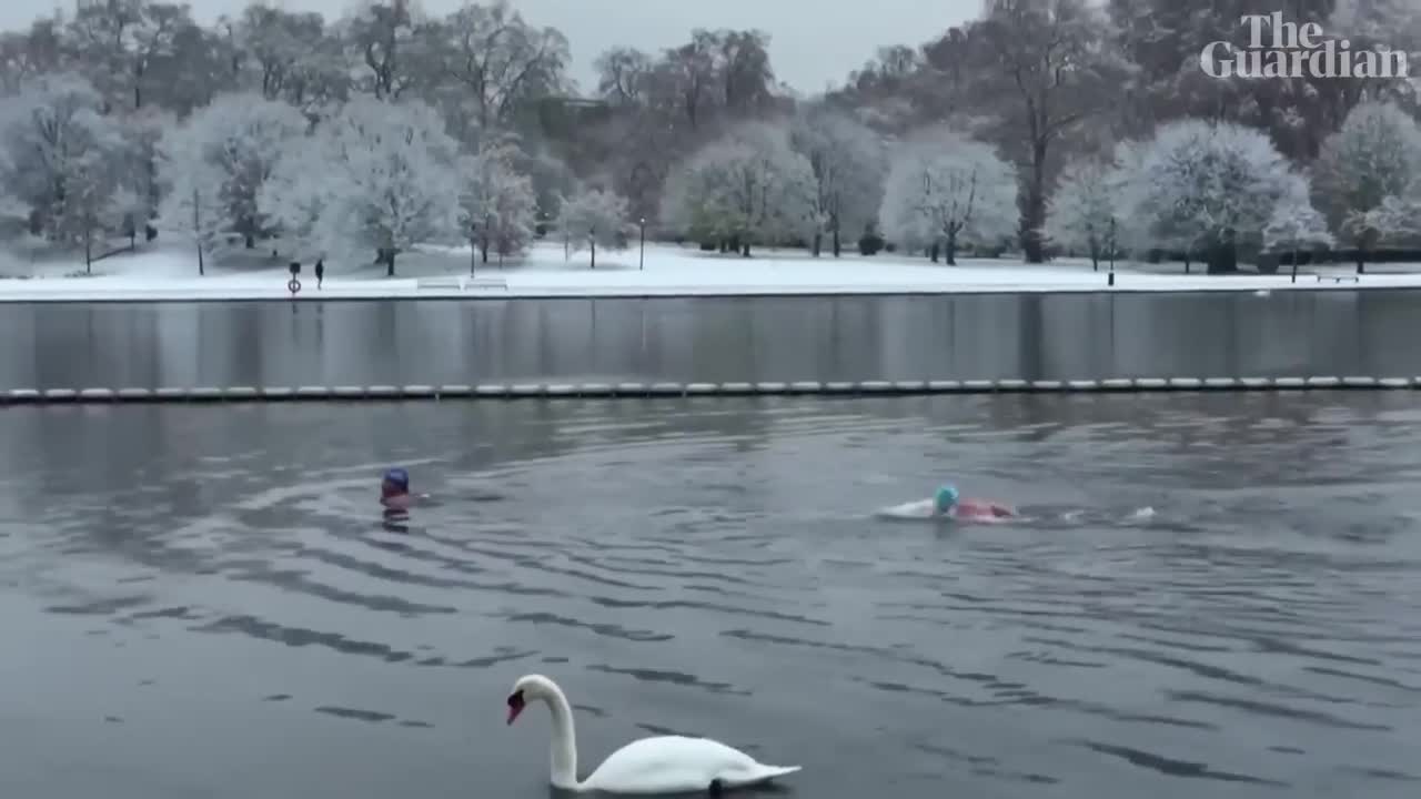 Travel disruption as heavy snow blankets parts of UK