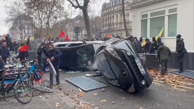 Fire and violence in the center of Paris