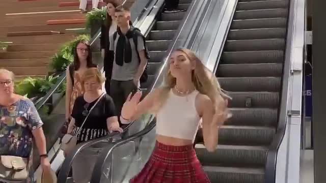 Girls elevator dancing funny clip😂😂