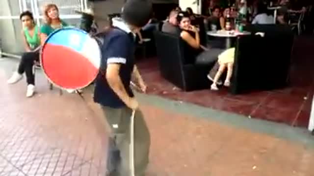 Incredible Street Musician !